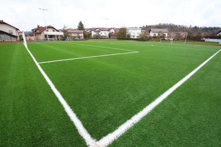 NOVO IGRIŠČE PRI OŠ CERKNICA 05 FOTO LJUBO VUKELIČ